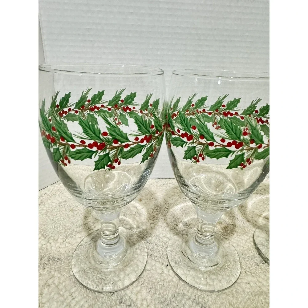 Set of 4 Christmas Holly and Berry Wreath Wine Glasses Holiday Stemware 7 inch